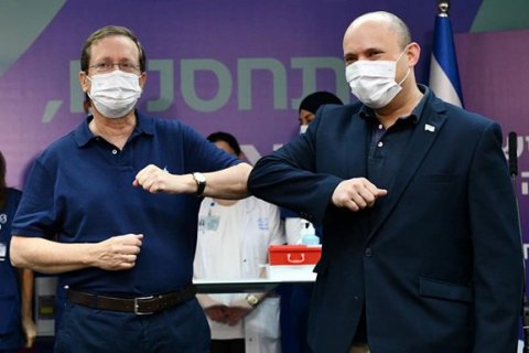 Ізраїль першим у світі запустив вакцинацію третьою дозою Pfizer, почали з президента