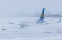 Непогода парализовала три украинских аэропорта