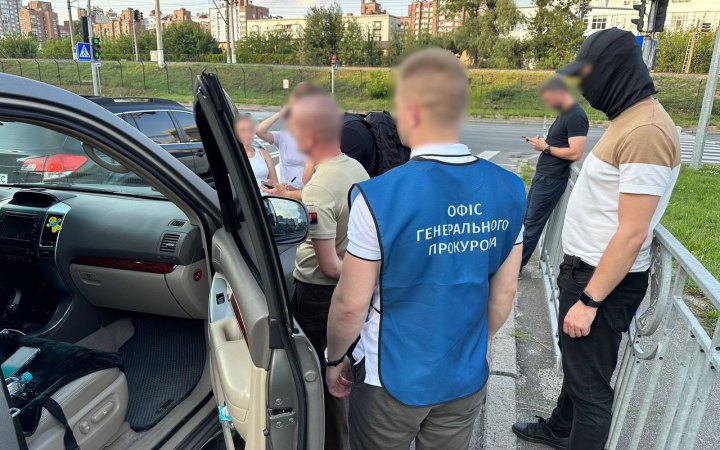 ДБР затримало у Києві воєнкома, який допомагав переправляти призовників за кордон