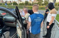 ДБР затримало у Києві воєнкома, який допомагав переправляти призовників за кордон