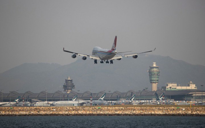 У Гонконгу вантажний літак з’їхав зі злітної смуги у море. Загинули двоє співробітників аеропорту 