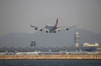 У Гонконгу вантажний літак з’їхав зі злітної смуги у море. Загинули двоє співробітників аеропорту 