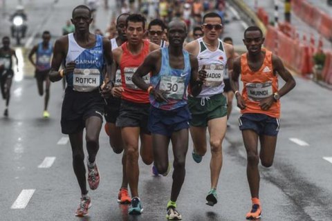 Кенійського бігуна, який лідирував у півмарафоні, на фініші збив автомобіль