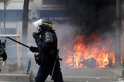 Понад 100 людей заарештовано після першотравневих заворушень у Парижі