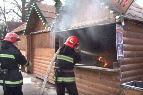 На рождественской ярмарке во Львове загорелся киоск