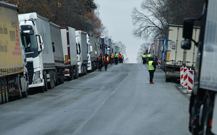 Понад 2 тисячі вантажівок досі залишаються у черзі на українсько-польському кордоні, — ДПСУ