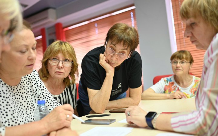 «Фінансова мудрість»: як людям старшого віку навчитися не боятися карток і онлайн-операцій