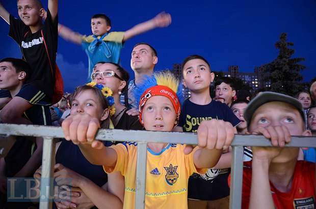 Болельщики Днепра в Киеве на Троещине, где был установлен большой экран для показа матча