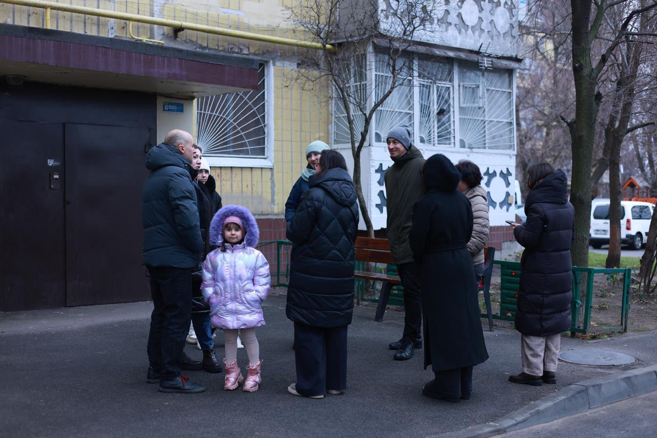 Представники Держмолодьжитло зустрічаються з родиною переселенців, які отримали житло за програмою «Житло для ВПО», грудень 2025 р