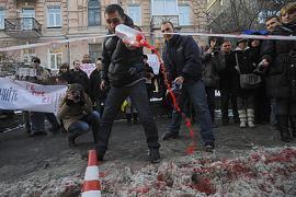 Активисты залили кровью снег под посольством Беларуси