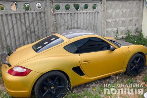 У Києві чоловік викрав автомобіль Porsche за допомогою евакуатора