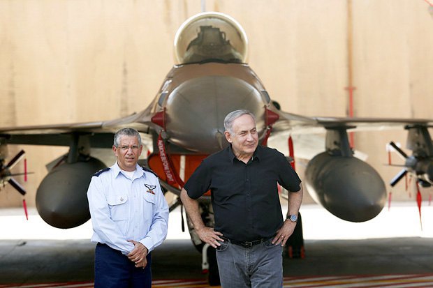 Премьер-министр Израиля Биньямин Нетаньяху и командующий ВВС Израиля Эшель возле истребителя F16 израильского производства во время визита на базу Тель Ноф, Израиль, 17 августа 2016 г.