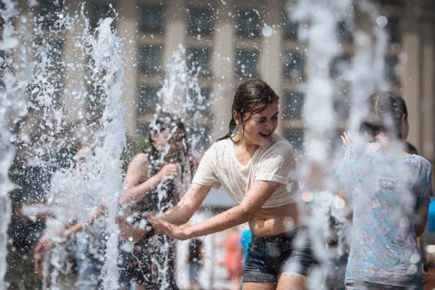 Киевлян и гостей столицы призывают не купаться в фонтанах и не пить из них воду
