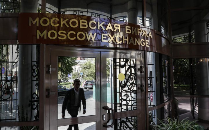 Росія збирається збільшити побори зі своїх підприємств, зокрема на "переселення" людей з Херсона, – Bloomberg