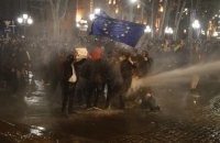 Уночі мітинг біля парламенту Грузії розганяли спецпризначенці, проти активістів застосували водомети