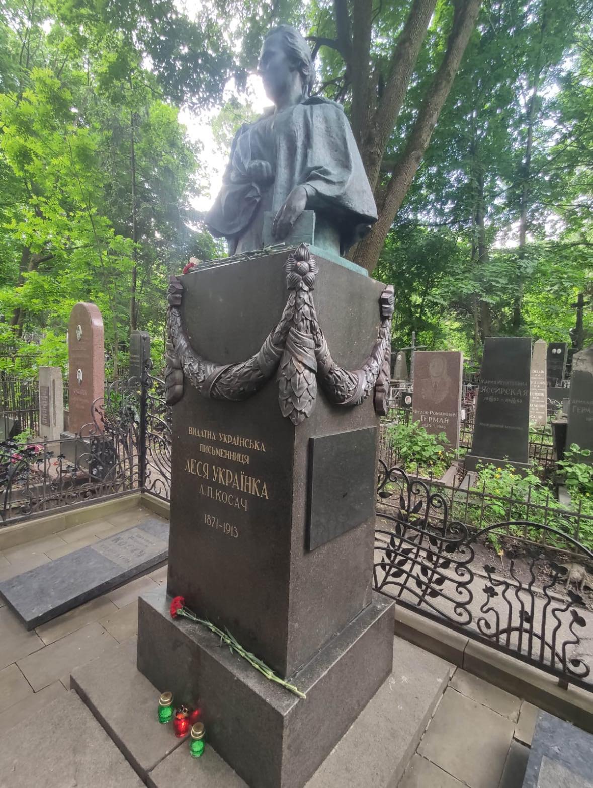 пам'ятник на могилі Лесі Українки