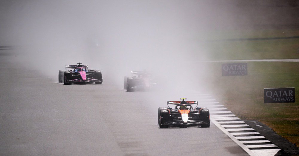 Британський пілот Ландо Норріс (попереду) під час домашнього Гран-прі 