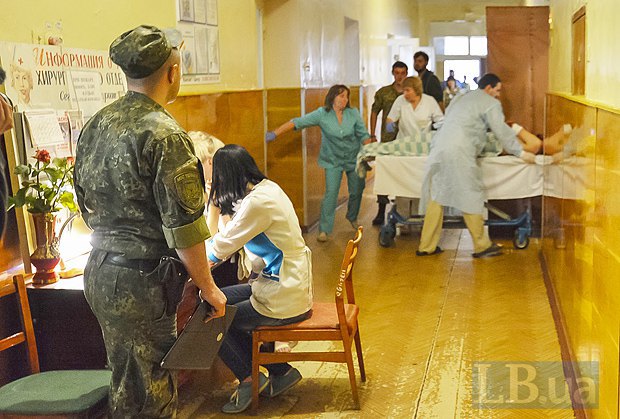 Военного завозят в рентген-кабинет, чтобы убедиться, что хирурги вынули все осколки из тела.