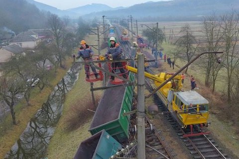 Грузовой поезд сошел с рельсов в Закарпатской области