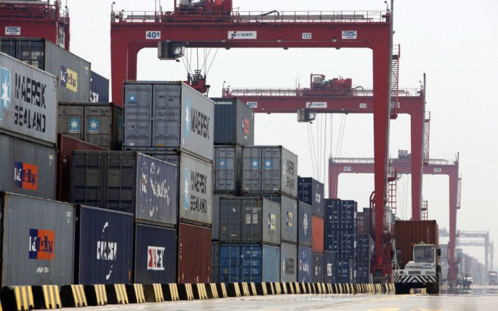 Експорт товарів Китаю вперше перевищив імпорт майже на $1 трлн – попри тарифну війну Трампа