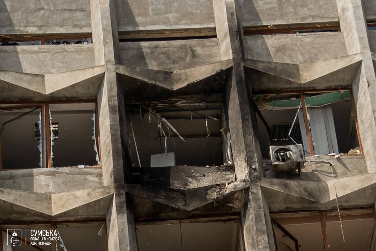 пошкоджена будівля Сумської ОВА