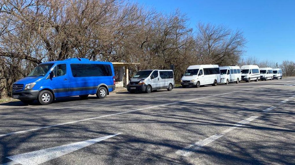 Евакуаційна колона з Миколаївського будинку дитини на марші. 