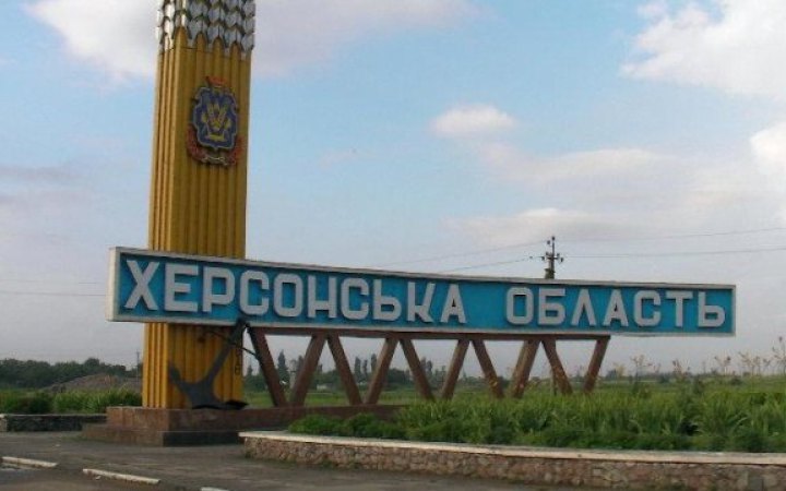 В окупованому Росією селищі біля Херсону активісти руху опору вивісили український прапор