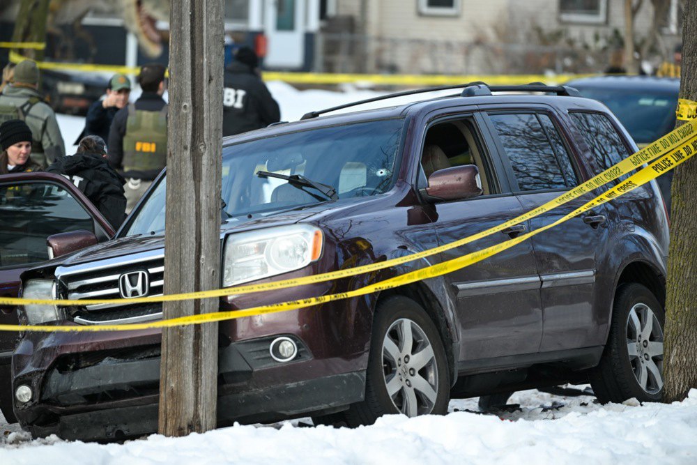 Агенти ФБР досліджують місце та авто, в якому агент Імміграційної та митної служби (ICE) застрелив жінку у Міннеаполісі, штат Міннесота, 7 січня 2026 року.
