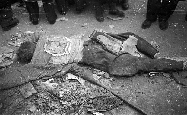 Тело погибшего перед горсоветом, Будапешт, октябрь 1956 года