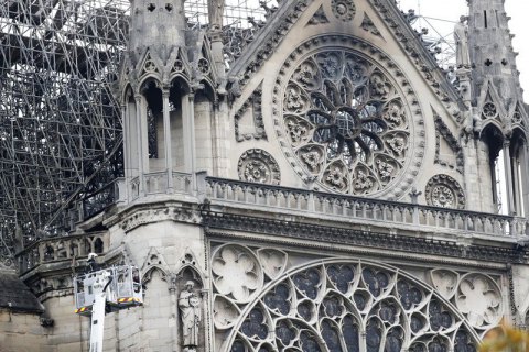 Вогонь у соборі Паризької Богоматері повністю загасили