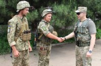 Командующий ООС наградил двух военных за мужество во время боевых действий на Донбассе