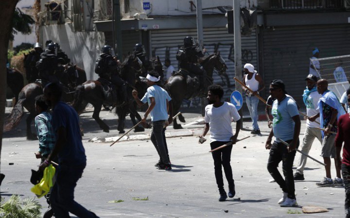 Під час сутичок у Тель-Авіві поранено понад 100 осіб