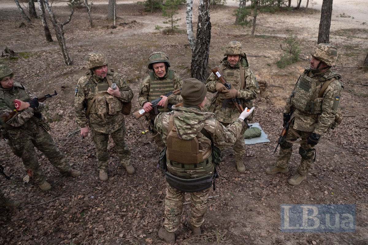 Віра спілкується з мобілізованими після закінчення вправи