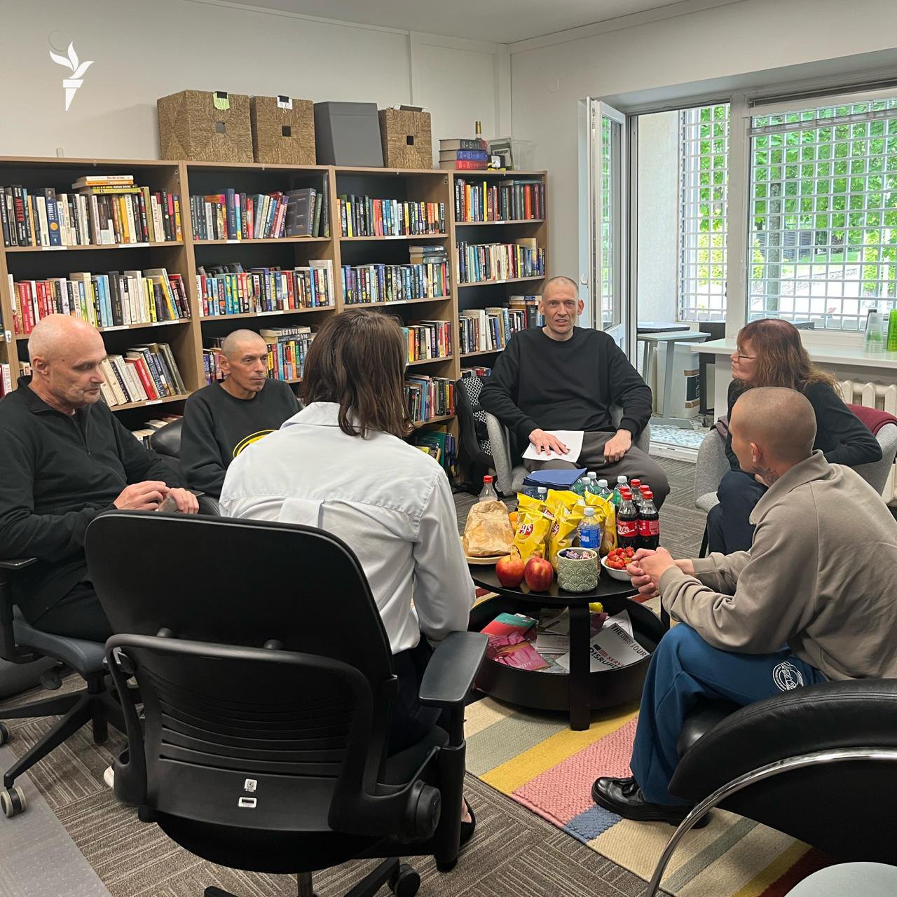 Сергій Тихановський та інші звільнені білоруські політв'язні