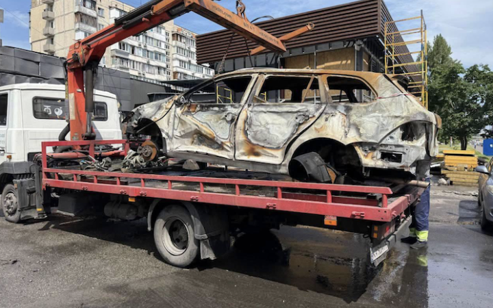 З вулиць Києва вивезли близько 600 покинутих автівок. Голова КМВА дорікнув 3 районам за темпи