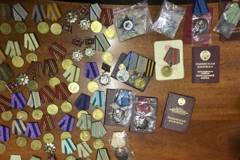 ​Украинец пытался вывезти в Россию более 70 медалей и орденов в протезах ног