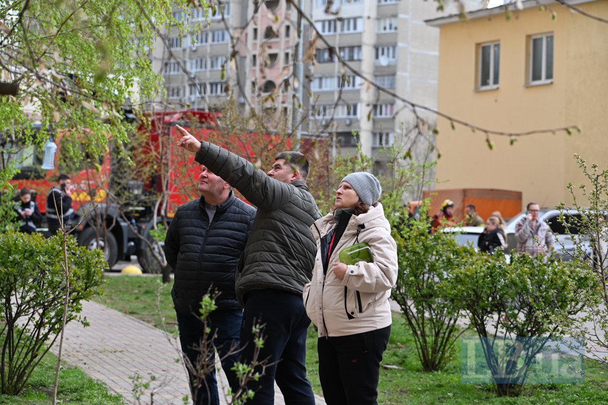 На місці влучання у багатоповерхвку у Подільському районі Києва, 16 квітня 2026