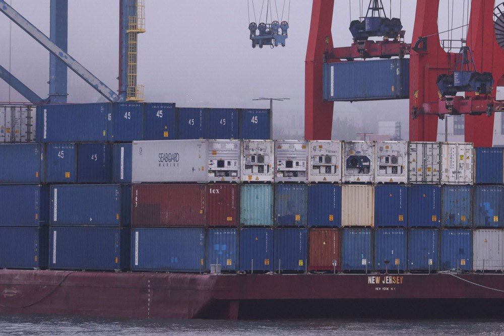 Контейнери розвантажують із судна на морському терміналі Ред-Хук у Брукліні, Нью-Йорк, США, 6 травня 2025 року.