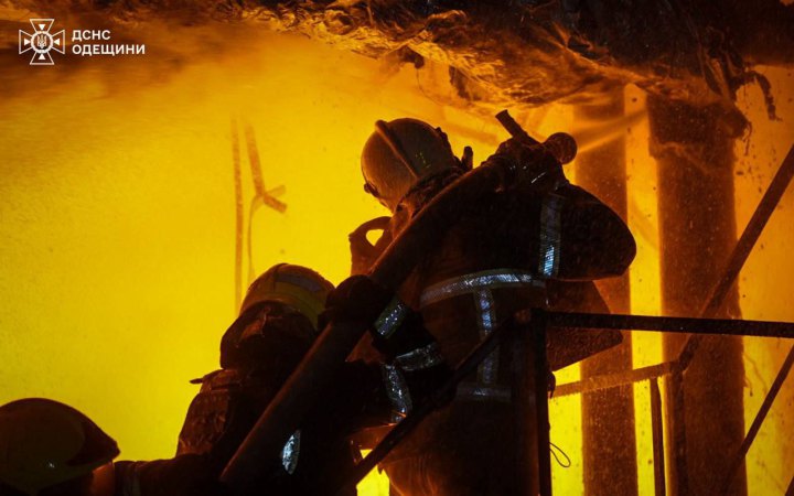 Через атаку російських БпЛА на Одещині спалахнули масштабні пожежі 