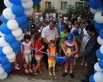 Мэр Днепропетровска открыл новую детскую площадку