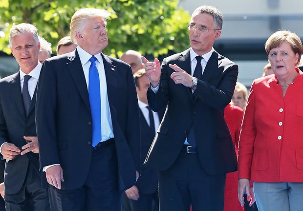 Президент США Дональд Трамп, генсек НАТО Йенс Столтенберг и канцлер Германии Ангела Меркель во время саммита НАТО в Брюсселе, 25
мая 2017.