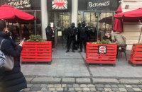 У Львові поліція перевіряє ресторани, вручають протоколи про порушення