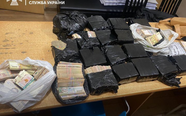Прикордонники затримали чоловіка, що намагався ввезти в Україну 8 млн грн