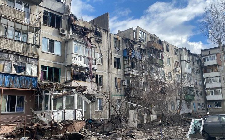 Росіяни вдарили по Покровську. Пошкоджено багатоповерхівку, є поранені (оновлення)