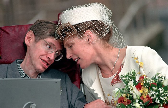 Стивен Хокинг и его вторая супруга Элейн Мейсон после регистрации брака в Кембридже, 15 сентября 1995..
