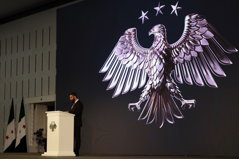 Тимчасовий президент Сирії Ахмед аш-Шараа виголошує промову під час відкриття Нової візуальної ідентичності Сирійської Арабської
Республіки у президентському палаці в Дамаску, 3 липня 2025 р