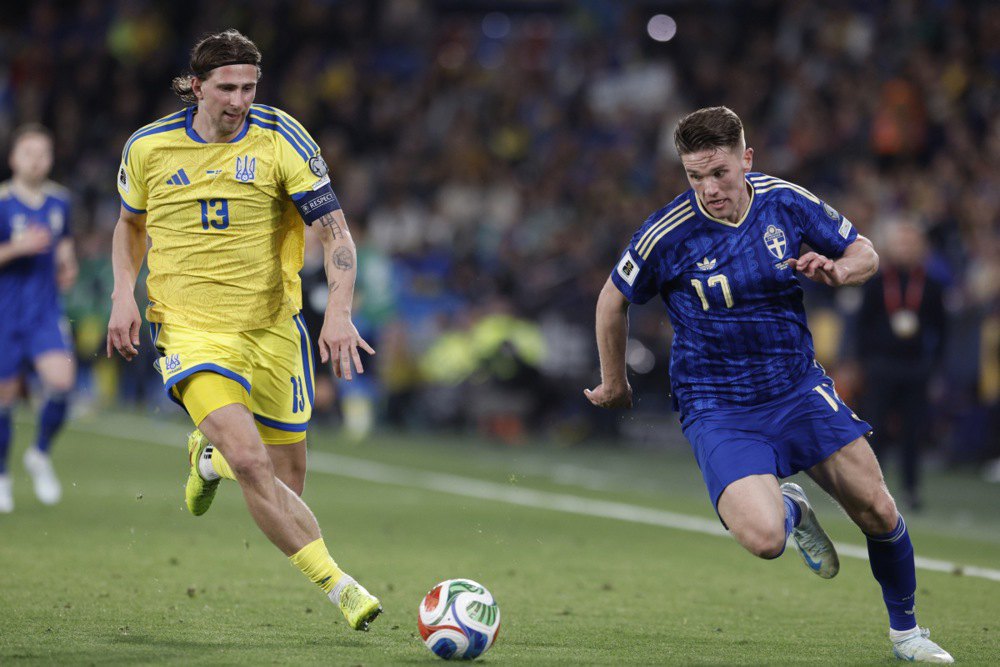 Віктор Дьокереш оббігає Іллю Забарного