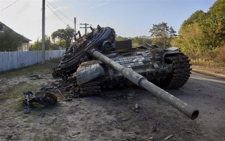 Оборонці знищили ще 320 окупантів, 3 танки та підводний човен ворога, – Генштаб