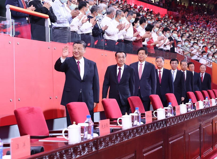 Голова Китайської Народної Республіки Сі Цзіньпін (попереду), прем'єр-міністр Лі Кецян (позаду нього) під час святкування 70-ї
річниці заснування Китайської Народної Республіки.