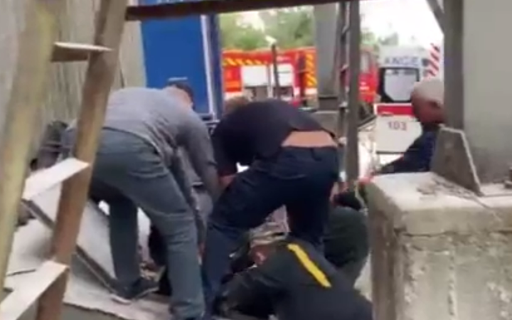 На Чернігівщині двоє працівників впали у шахту загрузки зерна, один із них загинув